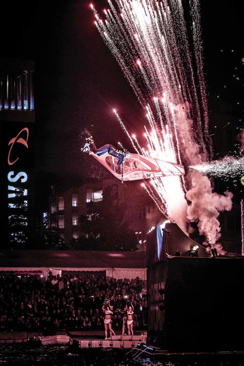 Bei den Nightshows werden die Athleten mit Pyrotechnik, Feuerfontänen und Lasershow in Szene gesetzt