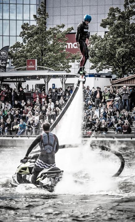Flyboarder schweben wie Superhelden über dem Wasser