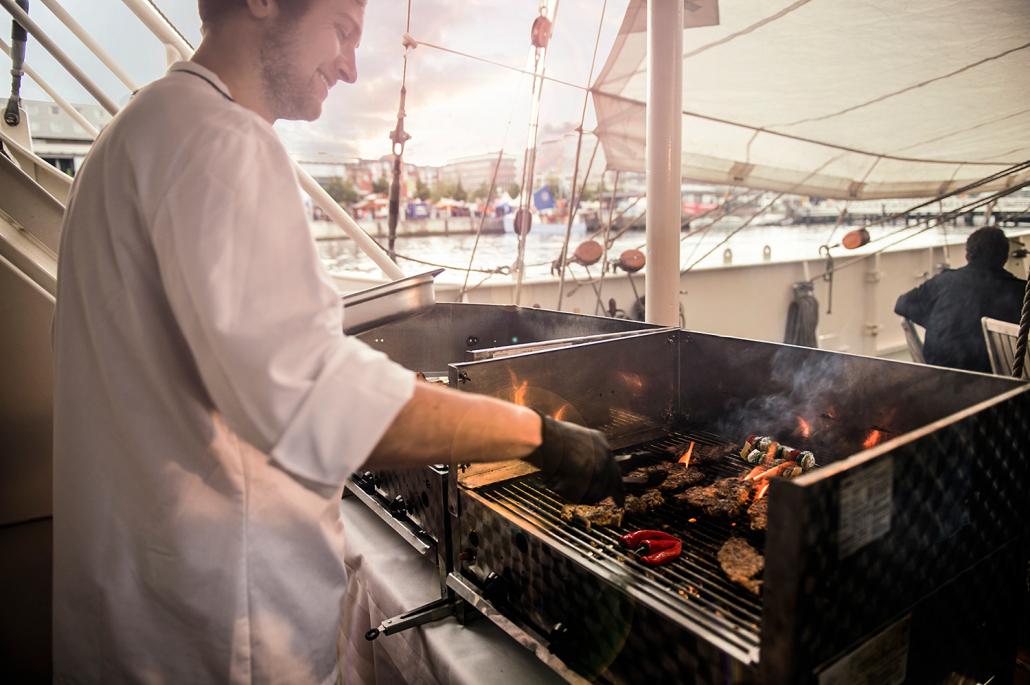 Bei den Barbecue-Partys von NORD EVENT werden die Gäste bei gesetzten Segeln verwöhnt