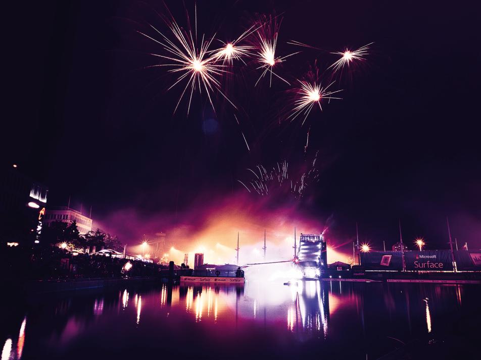 Zum Abschluss wird der Himmel über der Kieler Innenstadt jeweils mit einer professionellen Pyro- und Lasershow in grellen Farben erleuchtet