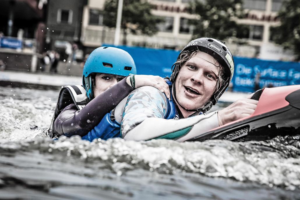Von der Tribüne am Bootshafen aus hat das Publikum freien Blick auf die Wassersport-Action