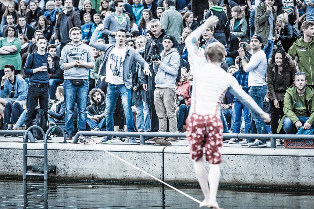 Außerdem im OCEAN-Funpark: Shows, Stars und Spiele – hier versucht der THW-Handballer Dominik Klein einen Slackliner mit einem Ball ins kühle Nass zu befördern