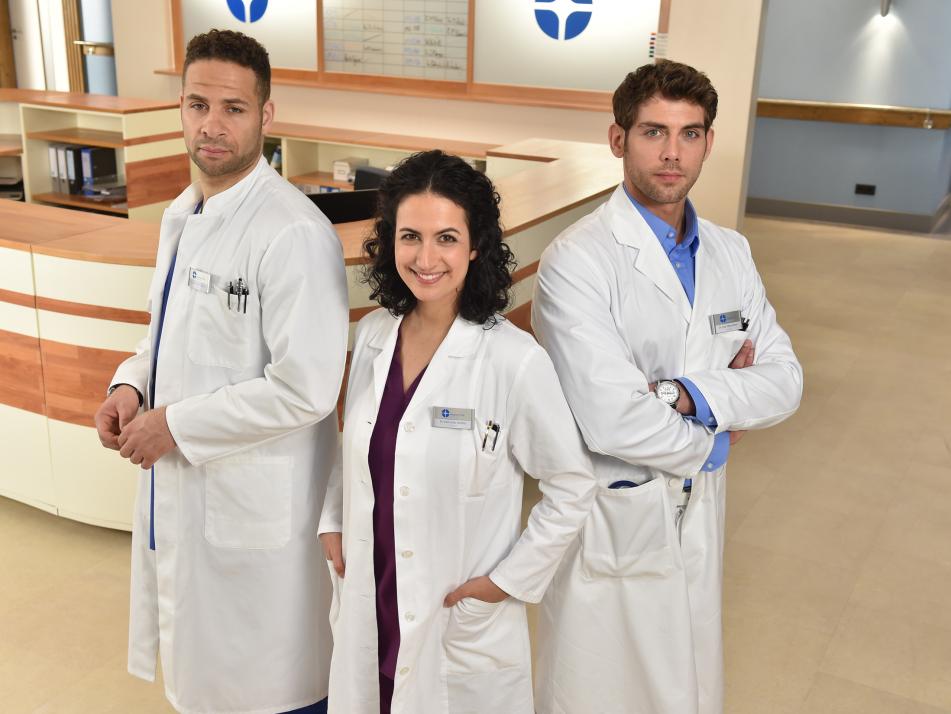 Mike Adler, Sanam Afrashteh und Roy Peter Link (v. li.) in „Die jungen Aerzte“