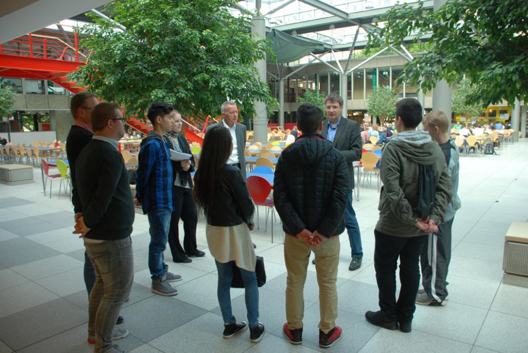 Fünf Schülerinnen und Schüler der Gemeinschaftsschule am Brook durften bei einer Besichtigungstour einen Blick hinter die Kulissen der Mensa I werfen