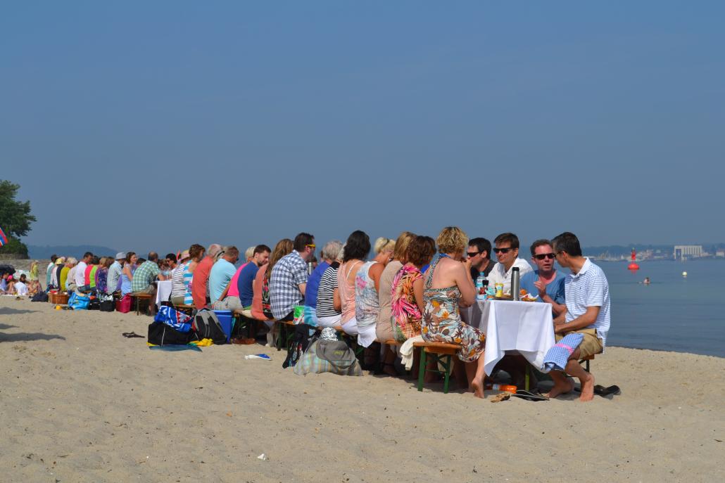 Beim Strandfrühstück kann man beim Speisen den Meeresblick genießen