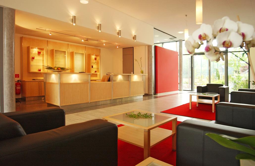 Die moderne Lobby spiegelt die Modernität des gesamten Hotelbetriebs wider