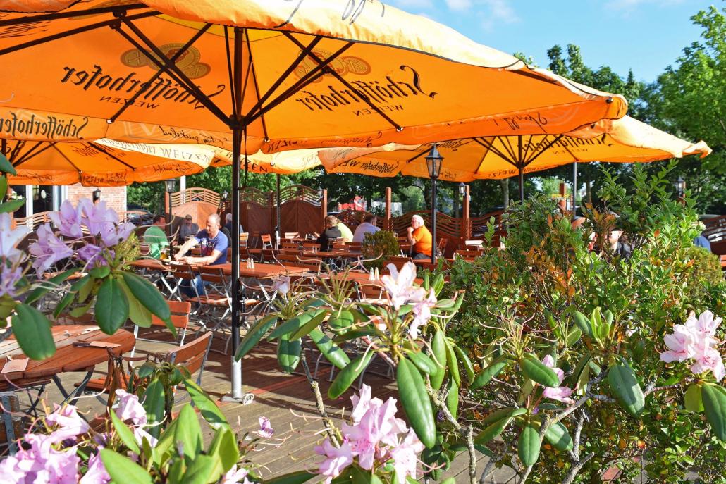 Sonnige Biergartenstimmung - mir Blick auf die Hörn lässt sich der Sommer bei gutem Essen genießen