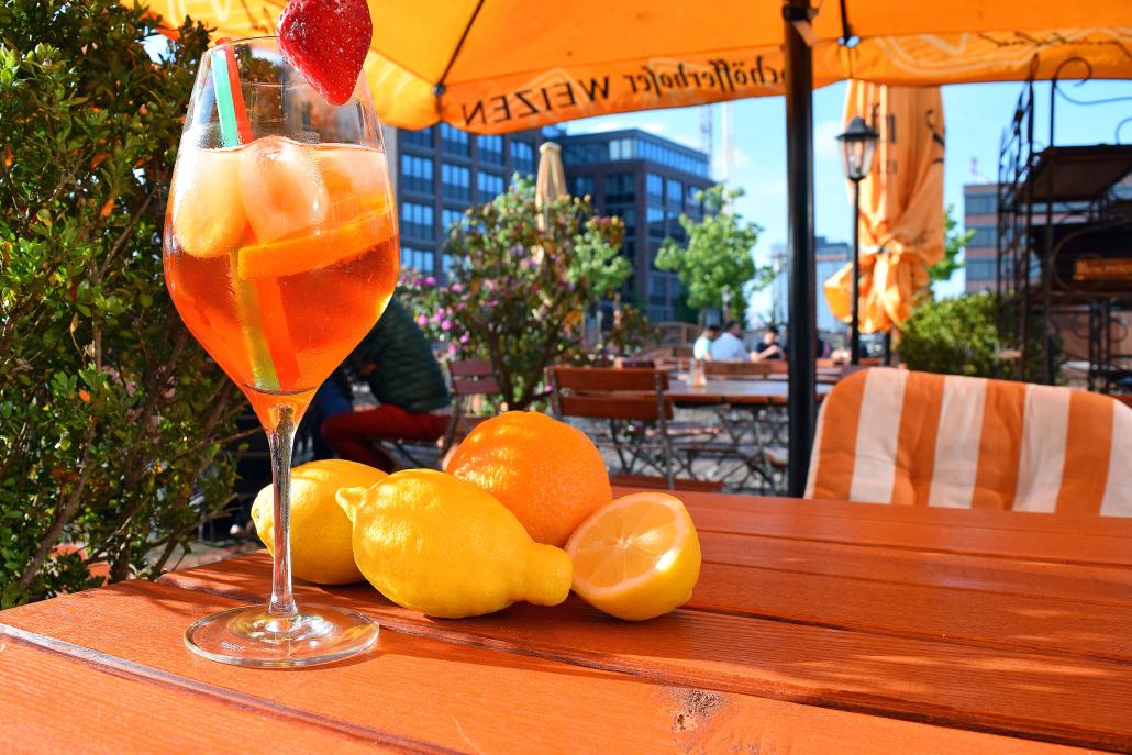 Aperol Spritz - der italienische Sommerklassiker. Prosecco mit Orange und Aperol Bitter