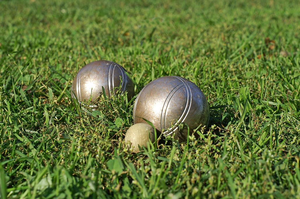 Genießen Sie das Sommerwetter beim Boulespielen im Park
