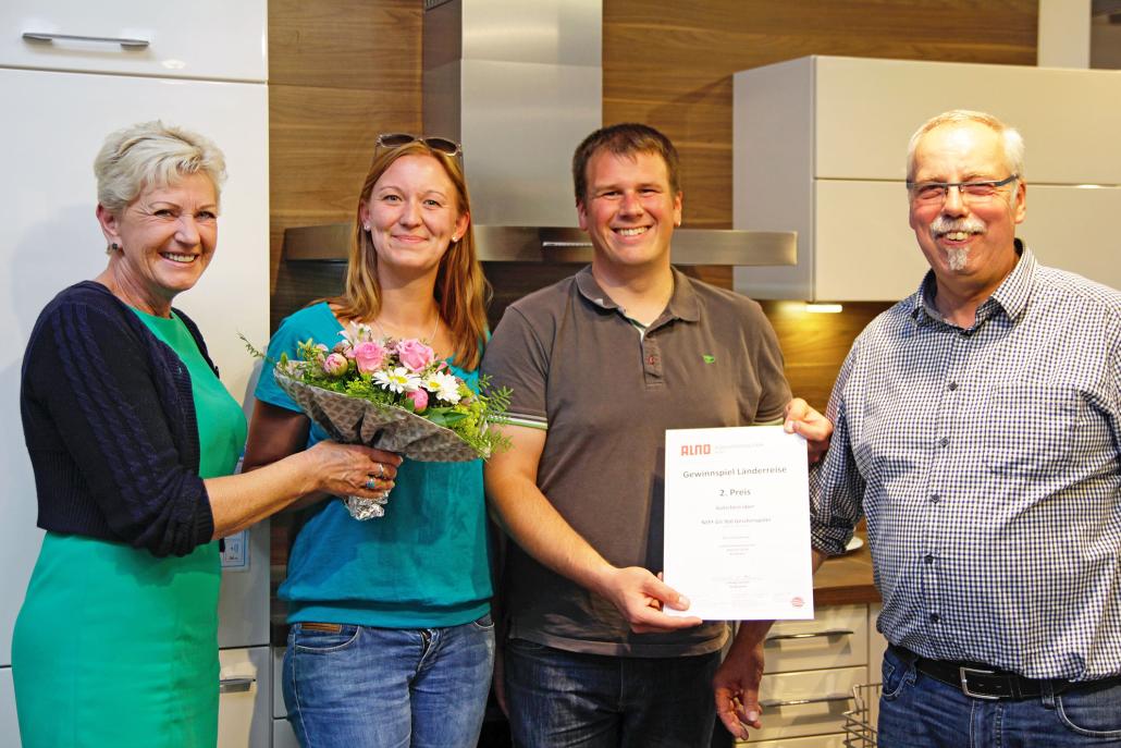 Patrick Hamann und Lebensgefährtin Jessica Hesse (Mi.) nahmen einen Geschirrspüler-Gutschein von Heidi Albrecht-Müller (li.) und Ludwig Hölscher (re.) entgegen