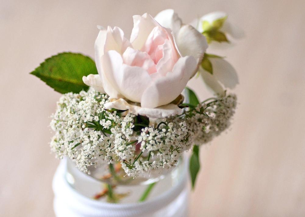 Die schönen DIY-Vasen bringen mit frischen Blumen aus dem Garten den Sommer ins Haus