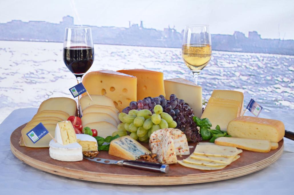 Bei „Käse trifft Wein“ lässt es sich in entspannter Atmosphäre am Bootshafen genießen