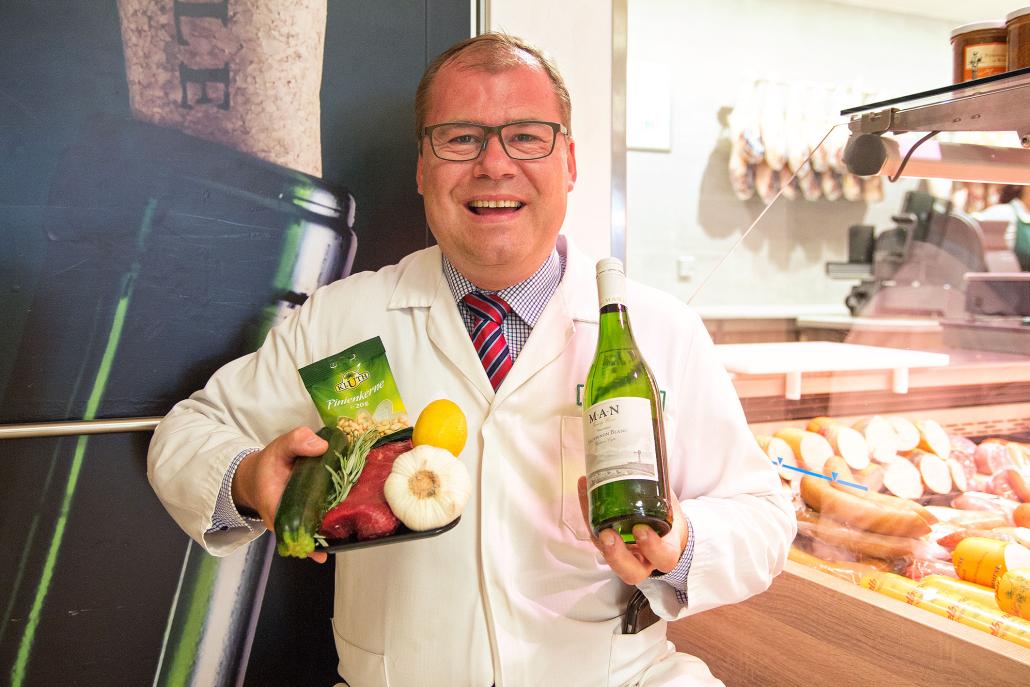 „Es muss nicht immer Rotwein sein“, sagt Marten Freund. „Zu diesem Essen empfehle ich einen Sauvignon Blanc (5,79 Euro). Er ist sommerlich leicht.“