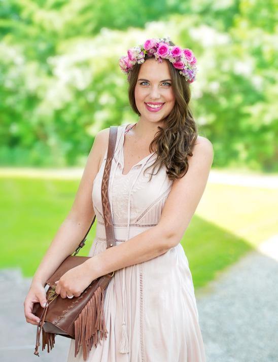 Sophia Schäffer im luftigen Sommerkleid mit passender Fransen-Tasche von Peek & Cloppenburg