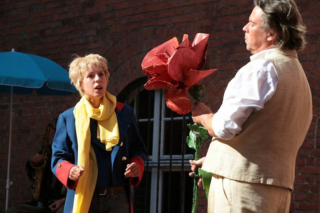 Vom 22. Juli bis zum 28. August findet das beliebte Sommertheater „Der kleine Prinz“ wieder im Kieler Rathaus-Innenhof statt