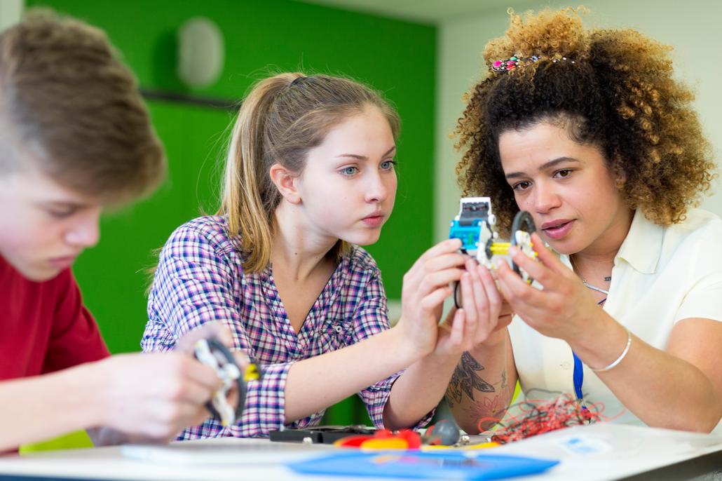 Bei den „Power Girls & Power Boys Tagen“ der Technischen Fakultät können Schüler Energie- und Elektronik-Experimente durchführen