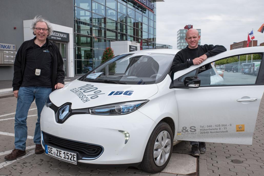 Christopher Drechsler und Gerd-Uwe Drescher vom Autohaus Lüdemann &amp; Zankel haben die Nordeuropäische E-Mobil Rallye gewonnen
