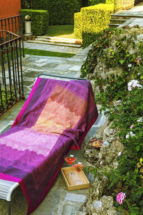 Das bunte Baumwollplaid ist ein toller Farbtupfer für jede Gartenliege