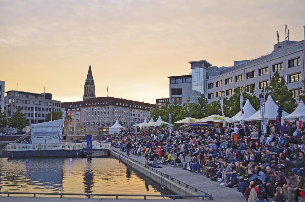 Beim Kieler Bootshafensommer kann man Musik vor maritimer Kulisse genießen