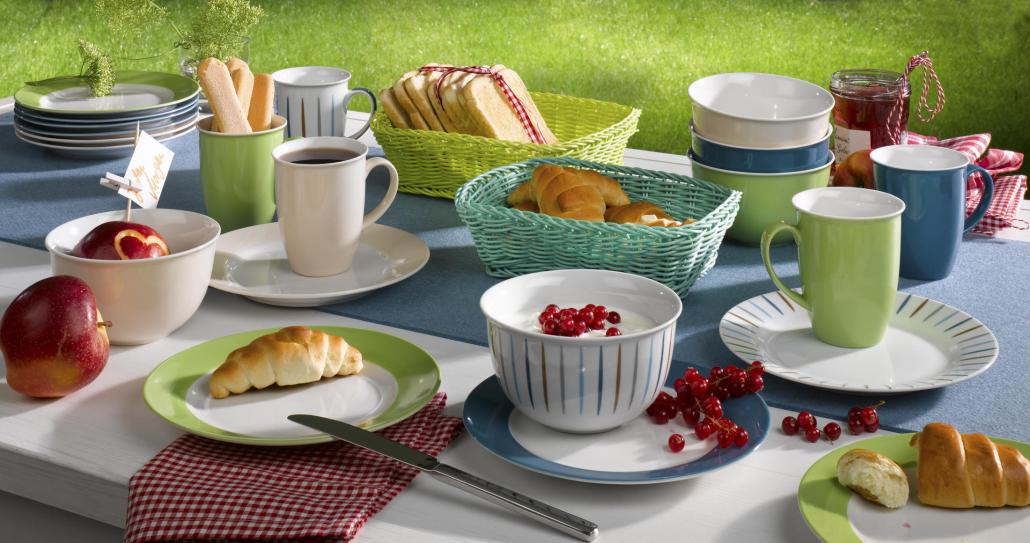 Die farbenfrohe Porzellanserie „doppio“ ist nur eines der vielen sommerlichen Angebote von Möbel Brügge