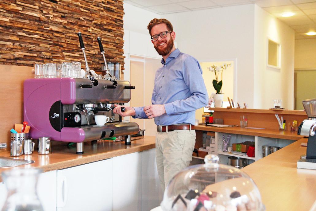 Für Thorsten Knoop harmonieren Kaffee und Hörgeräte sehr gut miteinander