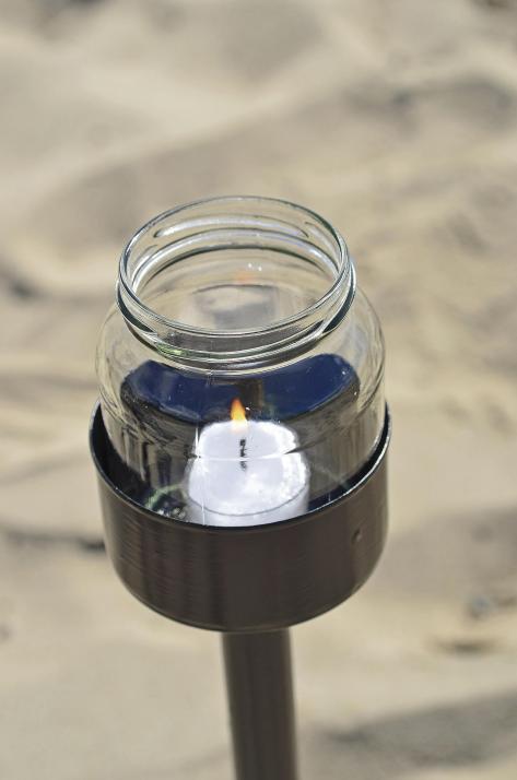 Die fertige Gartenfackel macht auch am Strand eine gute Figur