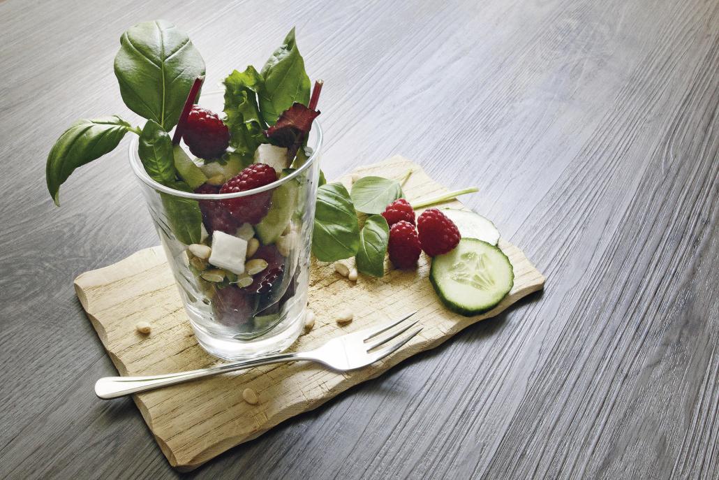 Der leckere Blattsalat mit frischen Himbeeren holt den Sommer in die Küche