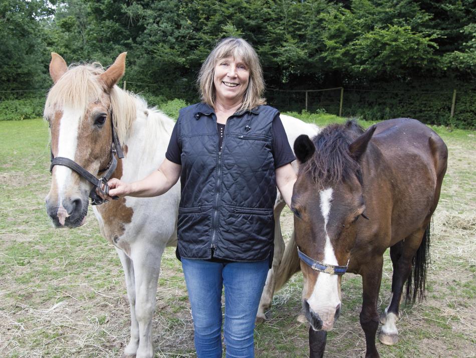 Petra Teegen mit ihrem ersten „Klappenpferd“ Pirat (li.) und Herrn Schröder