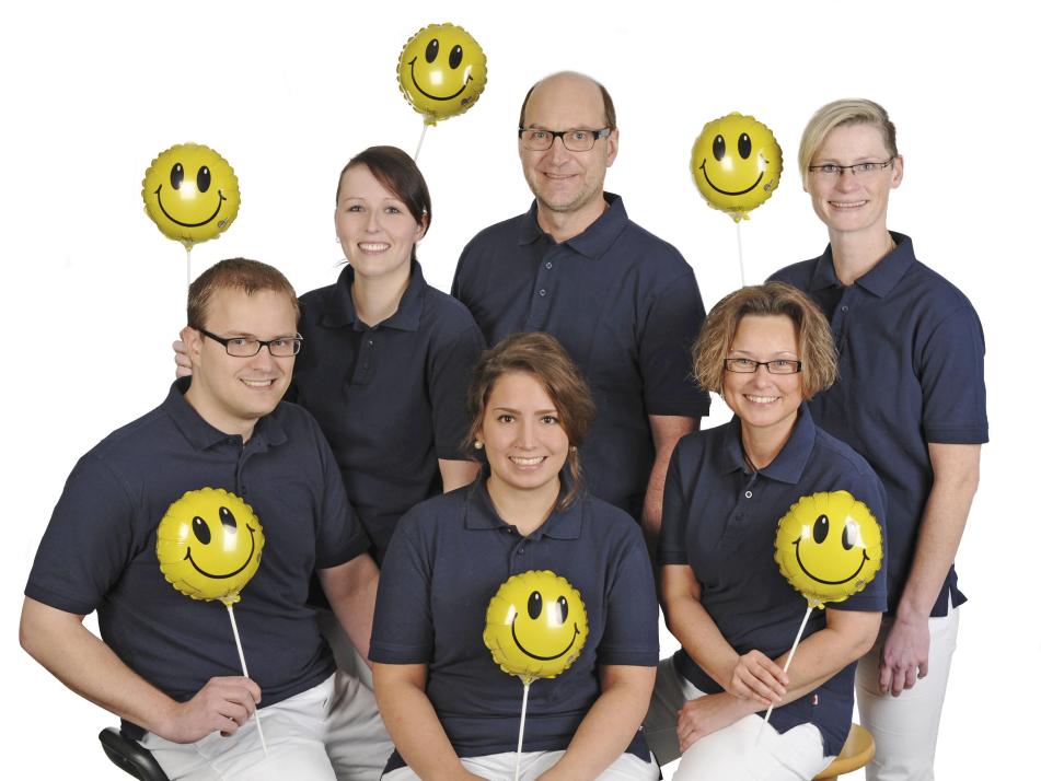 Kompetente Ansprechpartner in Sachen Implantologie: Zahnarzt Dr. Thomas Moritz (hinten) und sein Team
