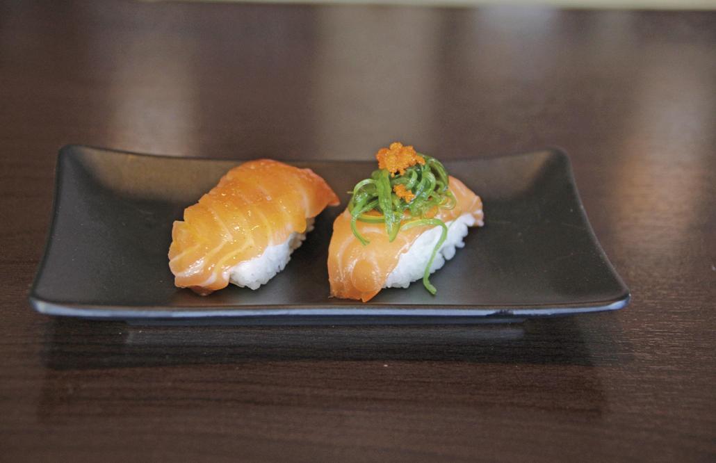 Neue Gerichte im Yummy!: z. B. Ramen mit gegrilltem Lachs oder Lachs Mango Nigiri und Lachs Wakame Nigiri