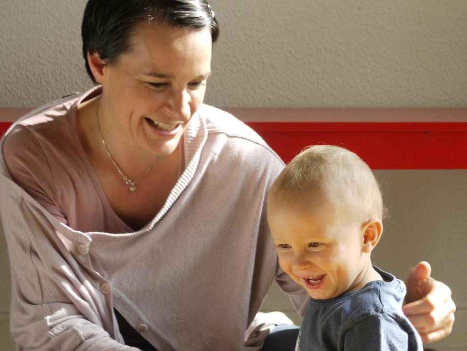 Sabine Harfmann, Englischlehrerin und Gründerin von „Goldilocks & Sons“ mit einem ihrer Söhne