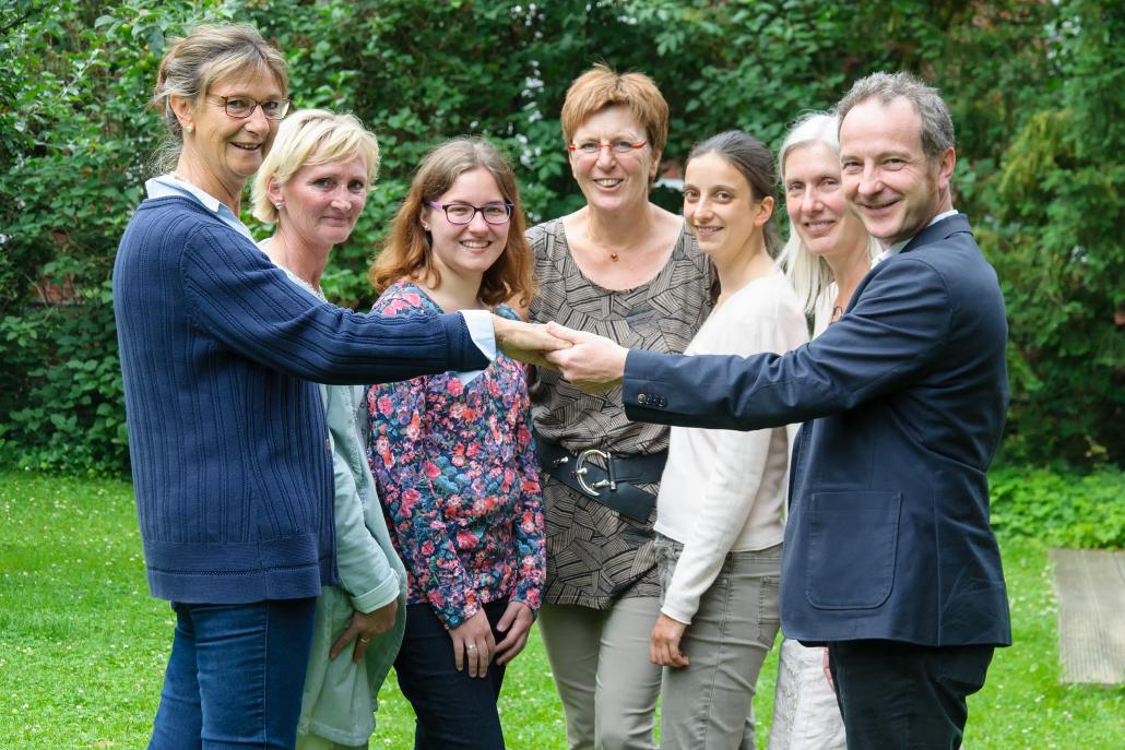 Übergabe des Projektes: Marlene Richter vom Christlichen Jugenddorfwerk, die Ehrenamtlichen Jessica Schulz, Lydia Burkhardt, Claudia Holländer, Luise Klein, sowie Monika König und Lars Palme vom Ev. Beratungszentrum (v. li.)
