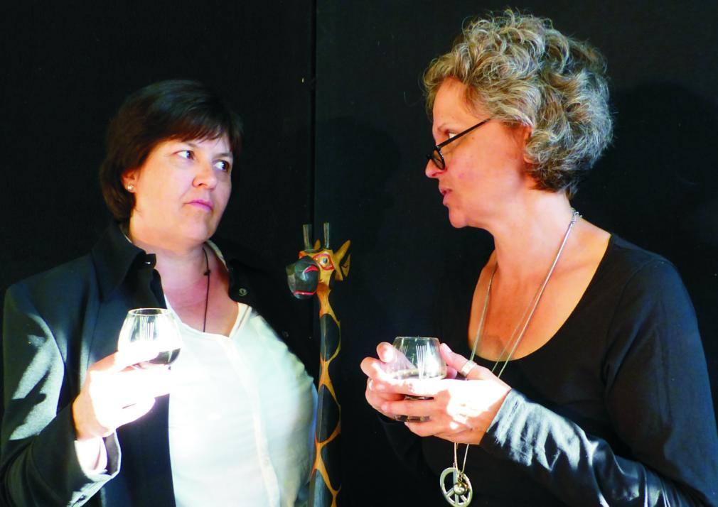 Silke Arens und Anja Brandtner (v. li.) spielen die Mütter Alicia und Uschi