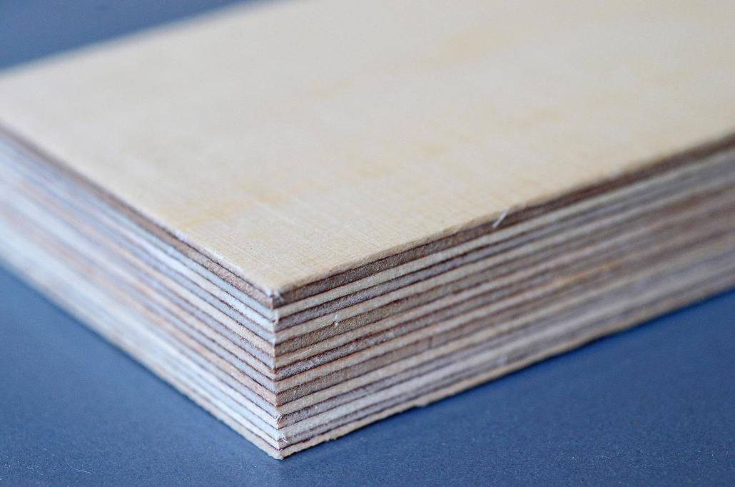 Eine dicke Holzplatte dient als Grundlage für das Foto