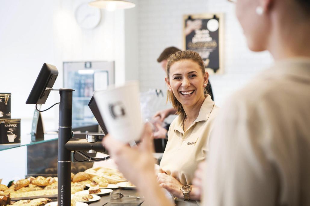 Mit Spaß bei der Arbeit in der Bäckerei: Jeonida Sylaj