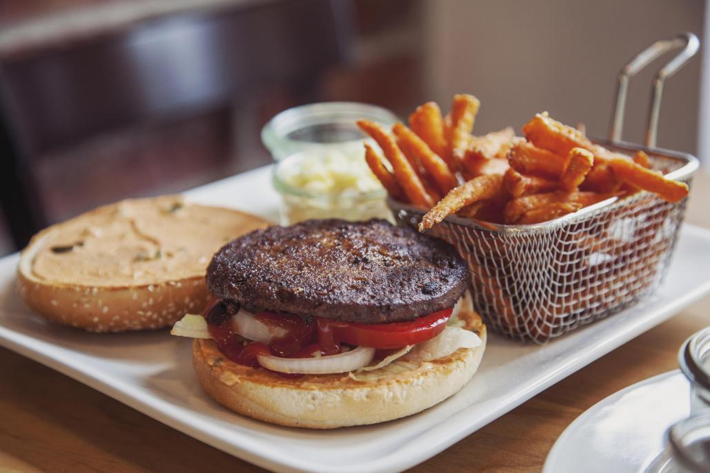 Der vegane OMG!-Burger mit Süßkartoffelpommes ist ein echtes Geschmackserlebnis