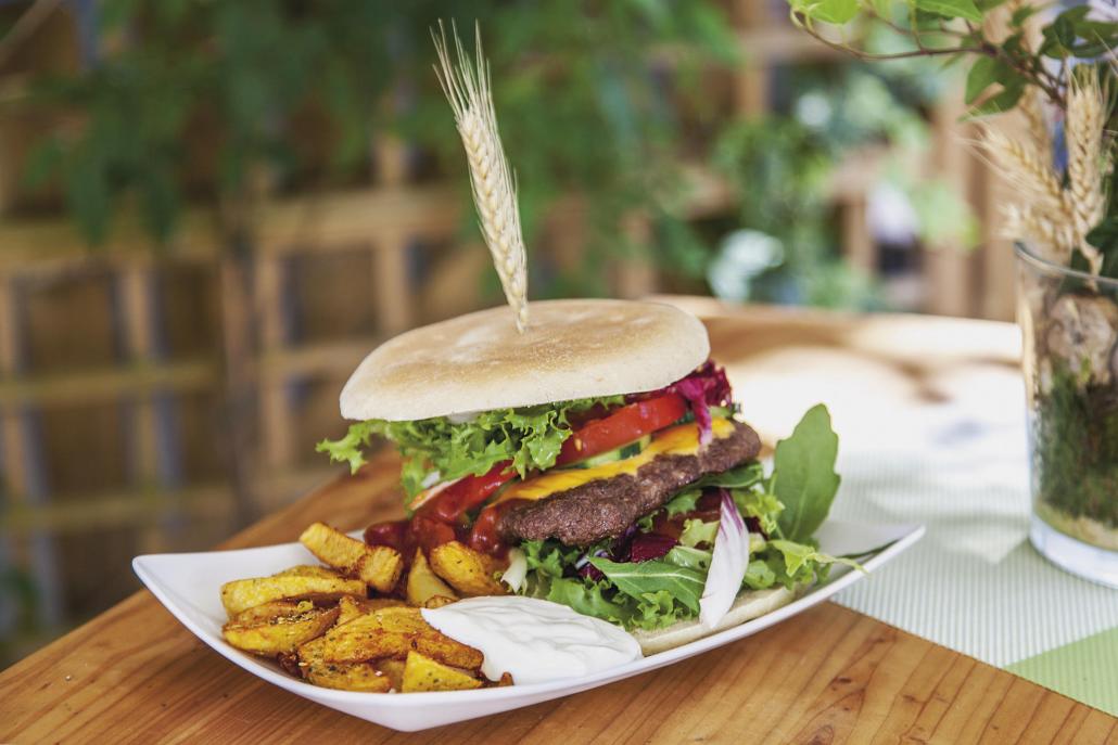 Der MANU-Spezialburger überzeugt mit leckerem „Ursprung“-Rinderhackfleisch