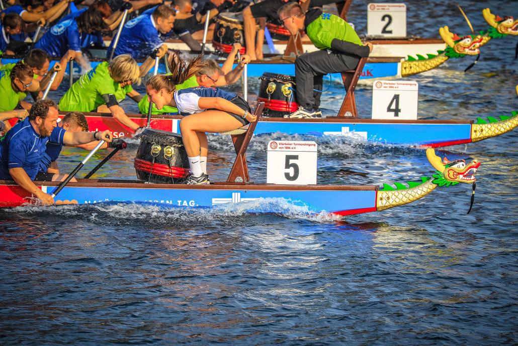 Bei den Drachenbootrennen paddeln bis zu 20 Paddler im Rhythmus des Trommlers