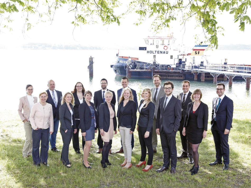Niederlassungsleiter Markus Beer (5. v. r.) und das Kieler Verwaltungs-Team