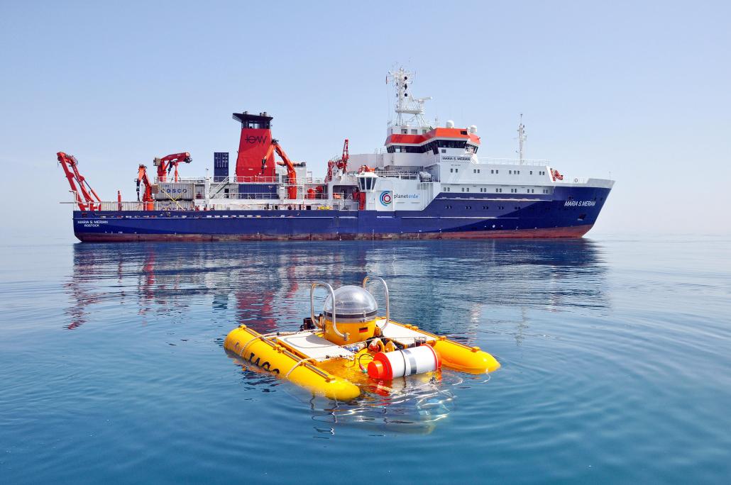 Das Forschungsschiff „Maria S. Merian“ mit dem Forschungstauchboot „Jago“