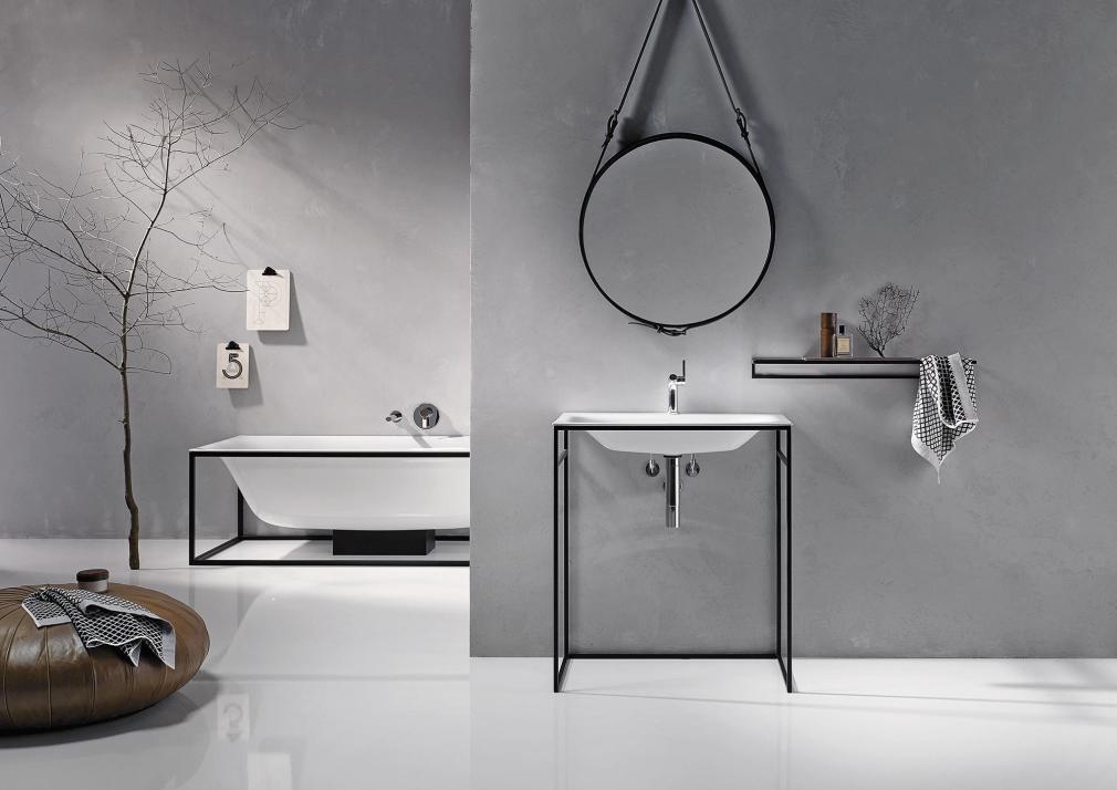 Das großzügige Bad mit dem Spiegel Adnet Circulaire von GUBI und dem Waschtisch BetteLux Shape ist Sina Vuckos Favorit