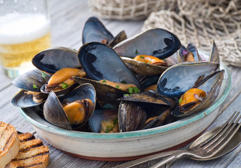 Die Köche vom Karolinen bereiten auch während der diesjährigen Muschelwoche die fangfrische Meeresdelikatesse wie gewohnt à la minute im klassischen Gemüse-Weißwein-Sud zu