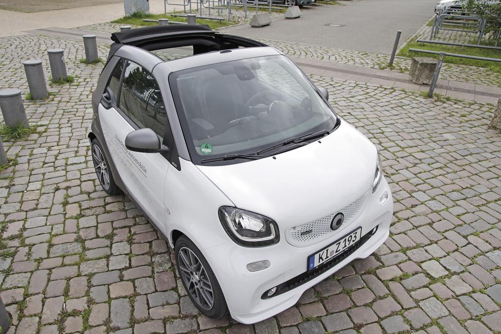 Im Handumdrehen wird der smart BRABUS zum Cabrio