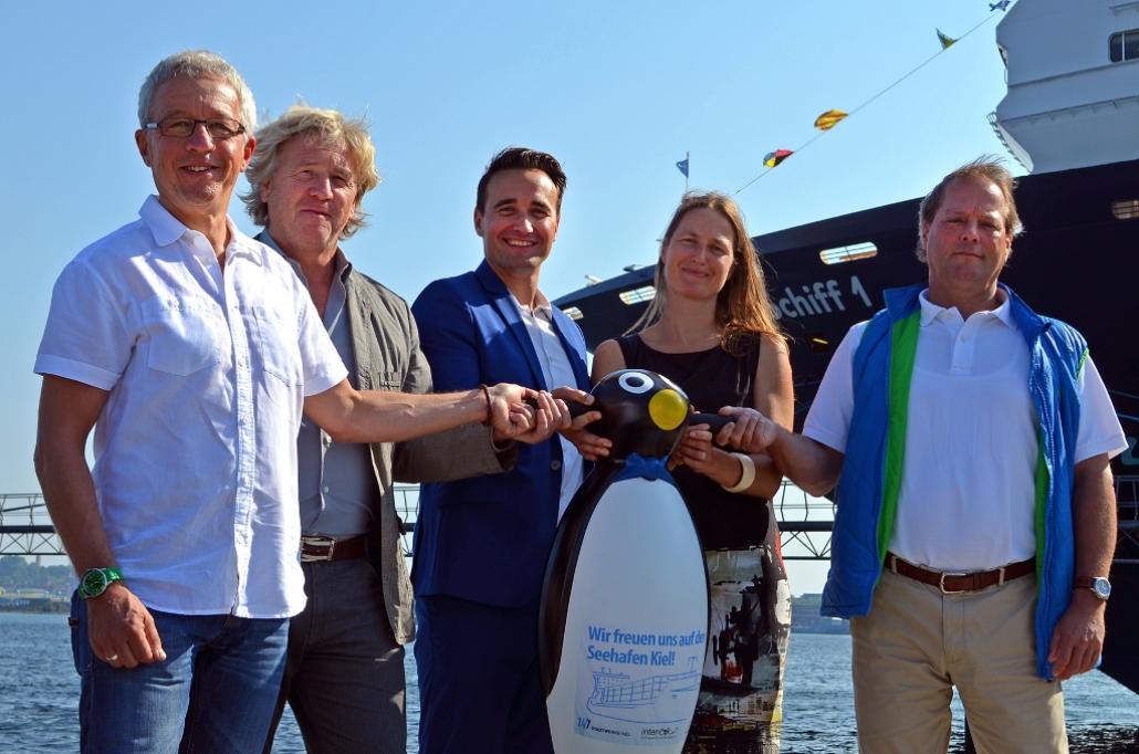 Die Partner des Stadtwerke Eisfestivals freuen sich auf die Zusammenarbeit: Thomas Hein von interevent, Uwe Wanger von Kiel-Marketing, Sönke Schuster von Stadtwerke Kiel, Nicole Claus vom Seehafen Kiel, Martin Kauffmann von Nordwind Wassersport (v. li)