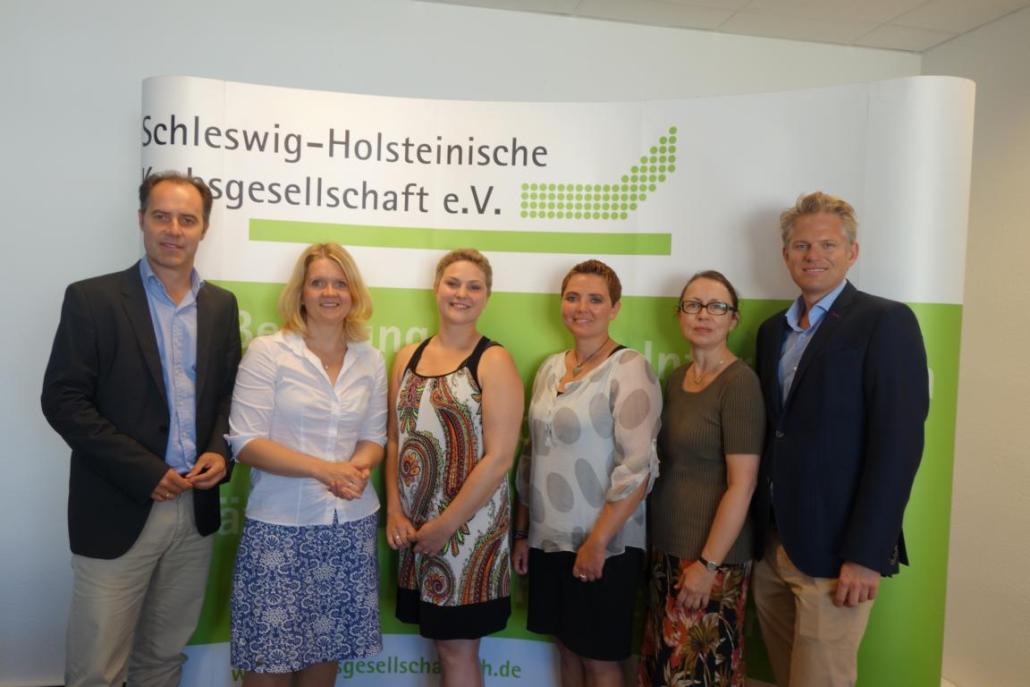 Prof. Nicolai Maass (UKSH), Katharina Papke (Schleswig-Holsteinische Krebsgesellschaft), Angeline Hamborg und Nina Hübner (BrustkrebsSprotten), Dipl.-Psych. Juliane Dürkop und PD Dr. Christian Schem (UKSH) (v. li.) bei der Gründung der BrustkrebsSprotten