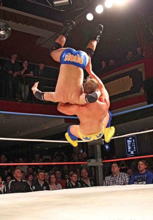 Superplex des amtierenden Maximum Champion Steinbolt (u.) gegen Leon van Gasteren