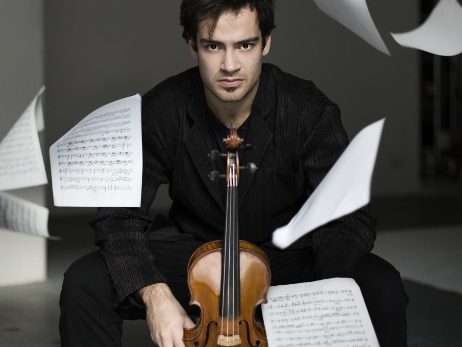 Marc Bouchkov führt mit seinem Violinenspiel durch den Abend