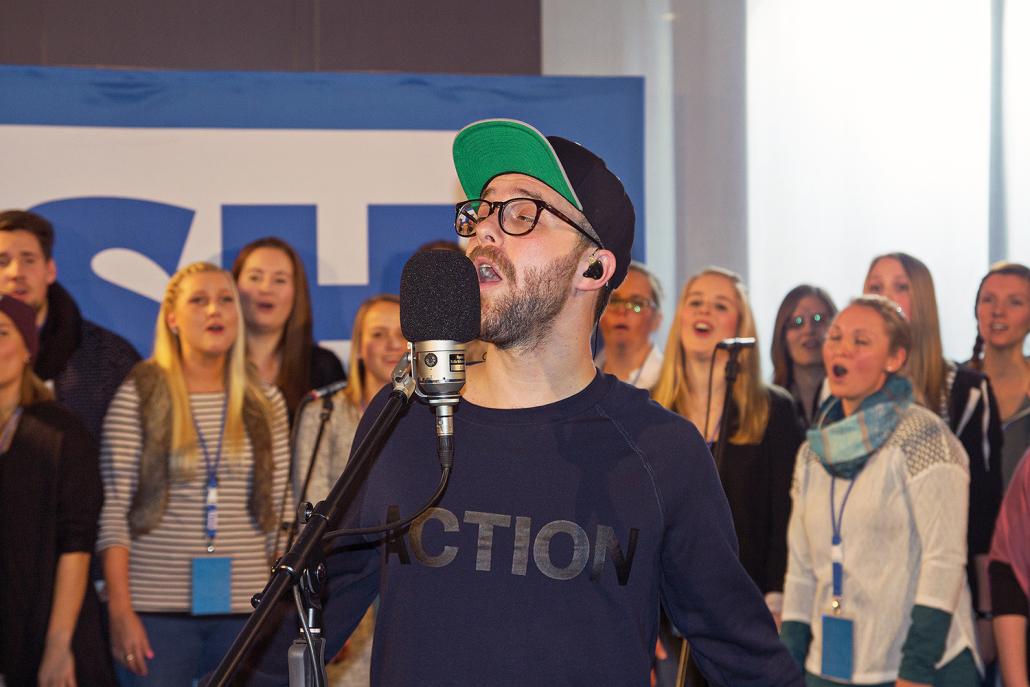 Mark Forster sang mit einem Chor aus Fans seine neue Single „Chöre“ im Radiozentrum Kiel ein