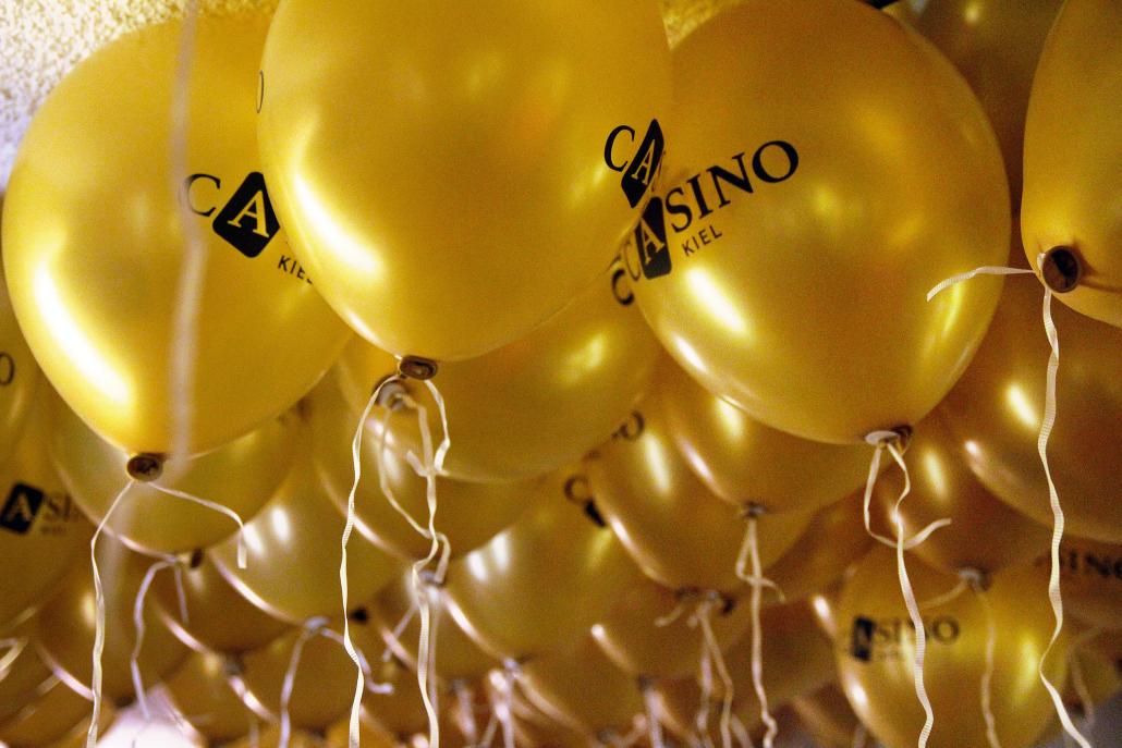 Das ganze CASINO Kiel erstrahlte zur Feier der Neueröffnung in festlichem Gold