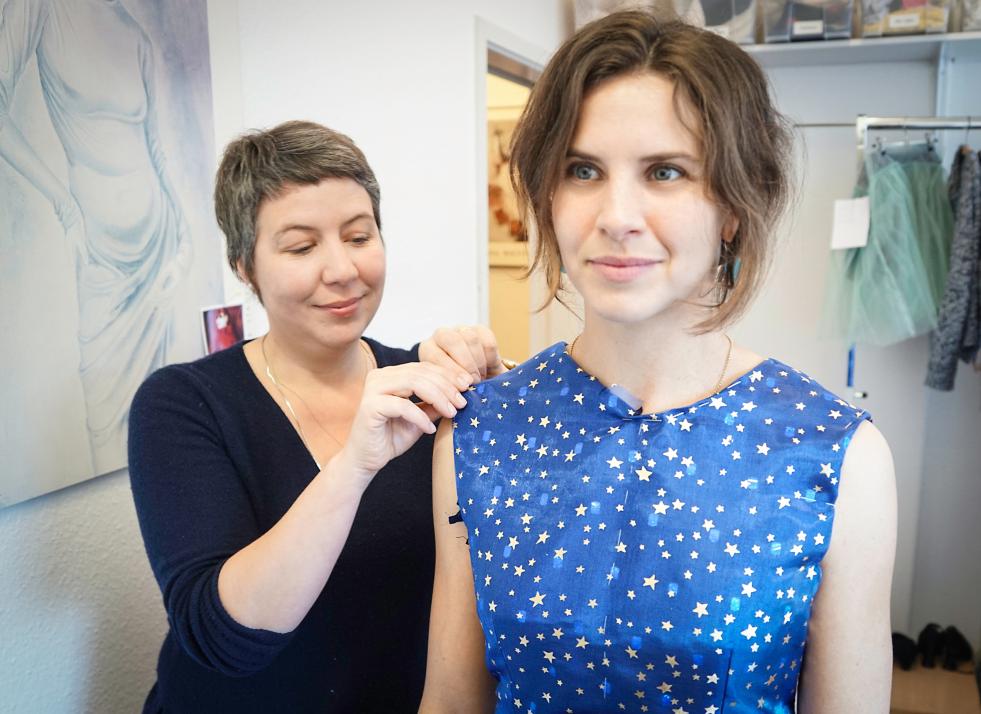 Claudia Friebel (rechts) als Aschenputtel gemeinsam mit Christine Hielscher (links)